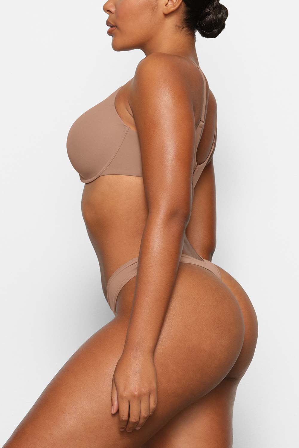 תמונת כל הלוק של T-SHIRT BRA